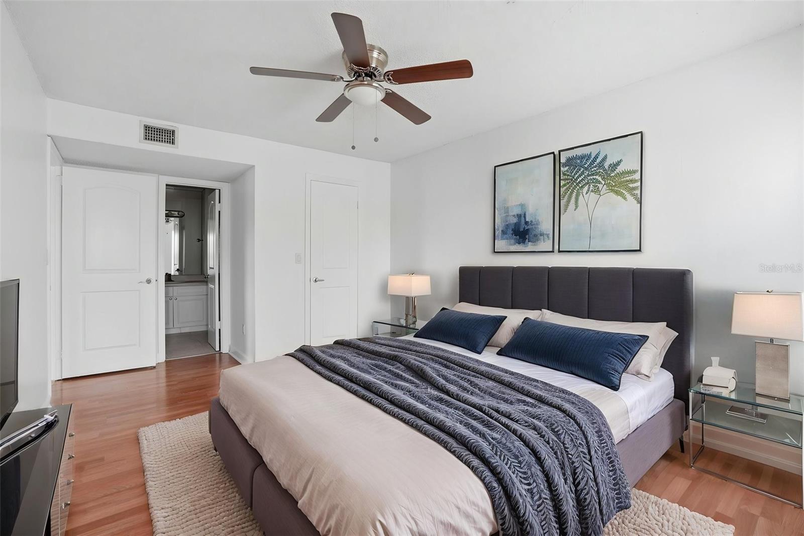 VENETIAN PLACE - Residential