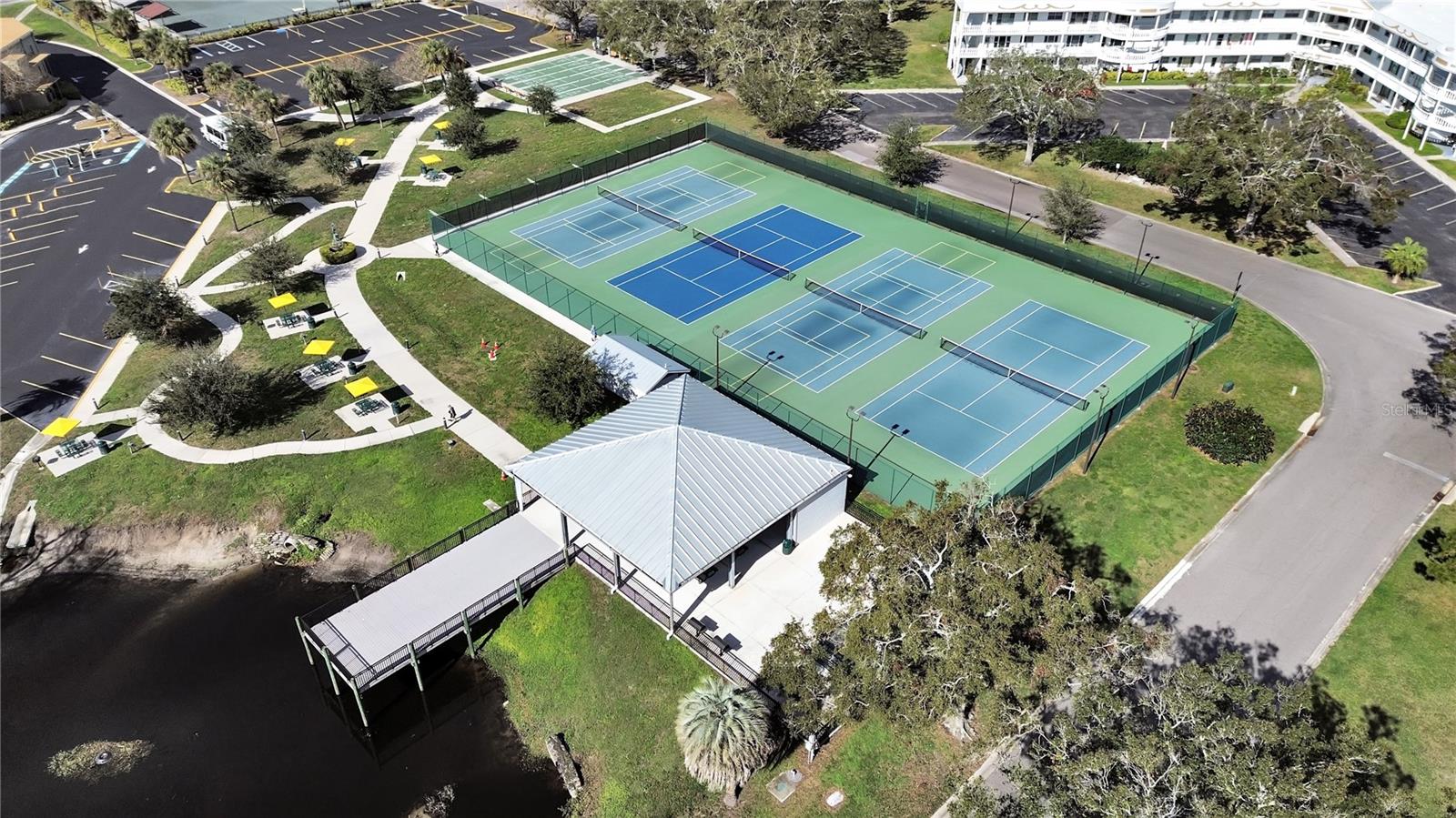 ON TOP OF THE WORLD - Residential