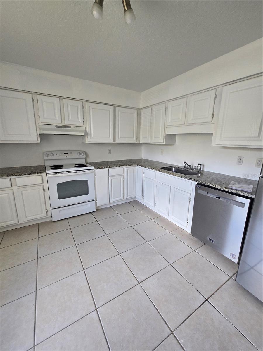 SEMORAN CLUB UT 2 - Residential Lease