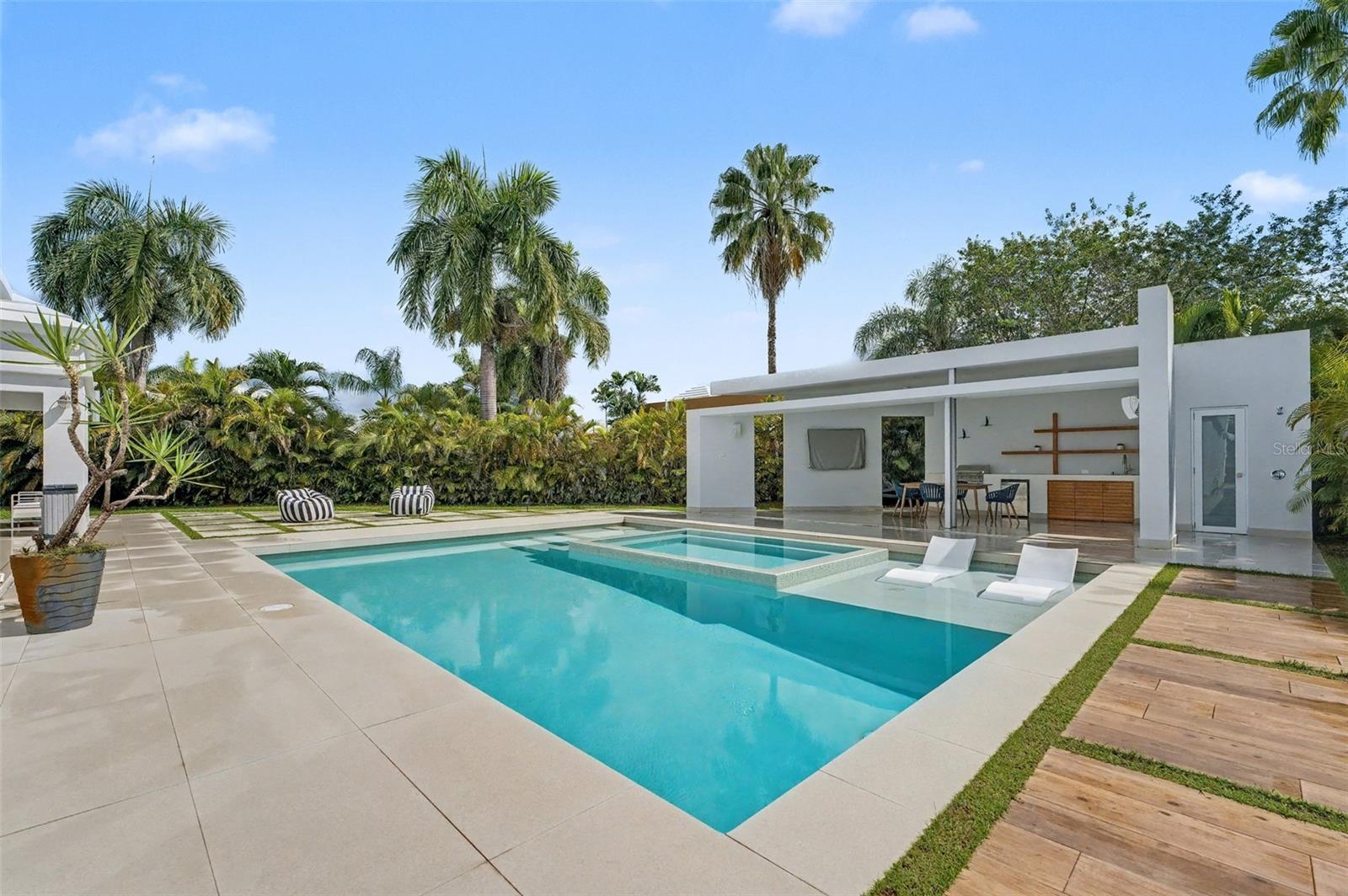 PASEO LAS PALMAS - Residential