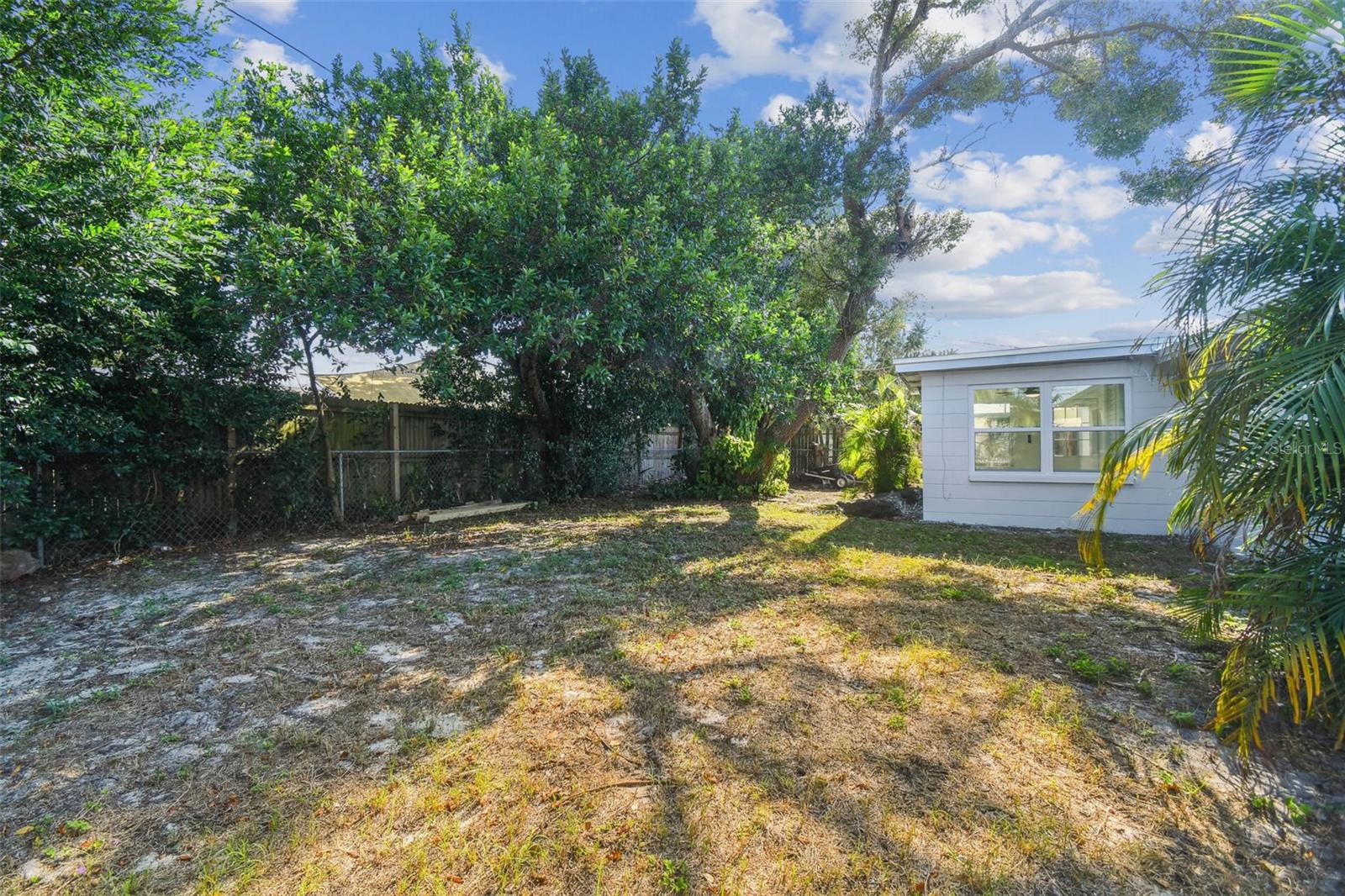 COLONIAL MANOR - Residential