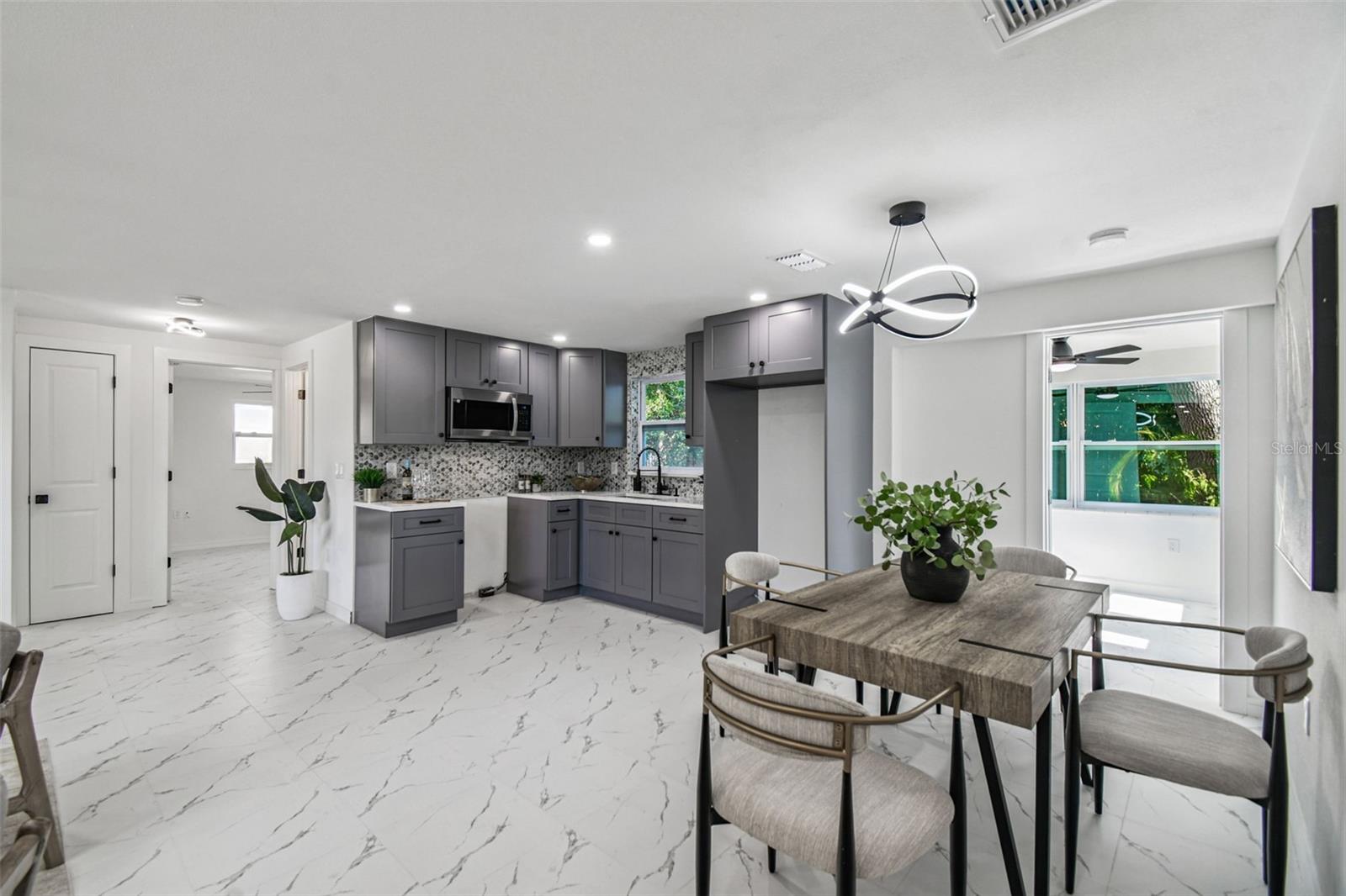 COLONIAL MANOR - Residential