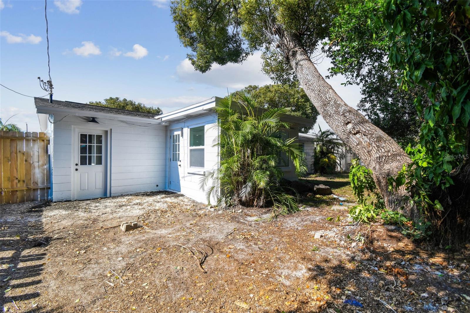 COLONIAL MANOR - Residential