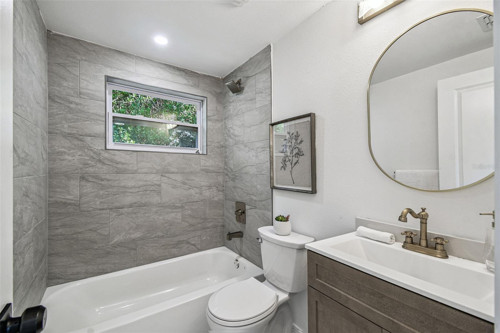 COLONIAL MANOR - Residential