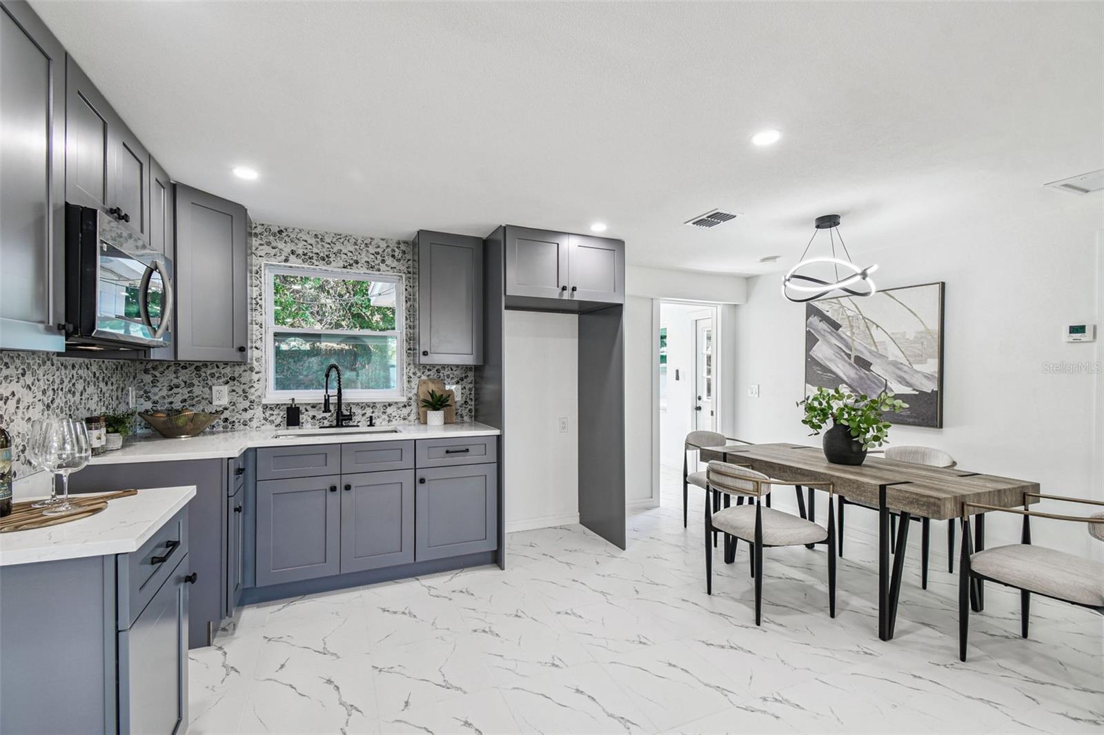 COLONIAL MANOR - Residential