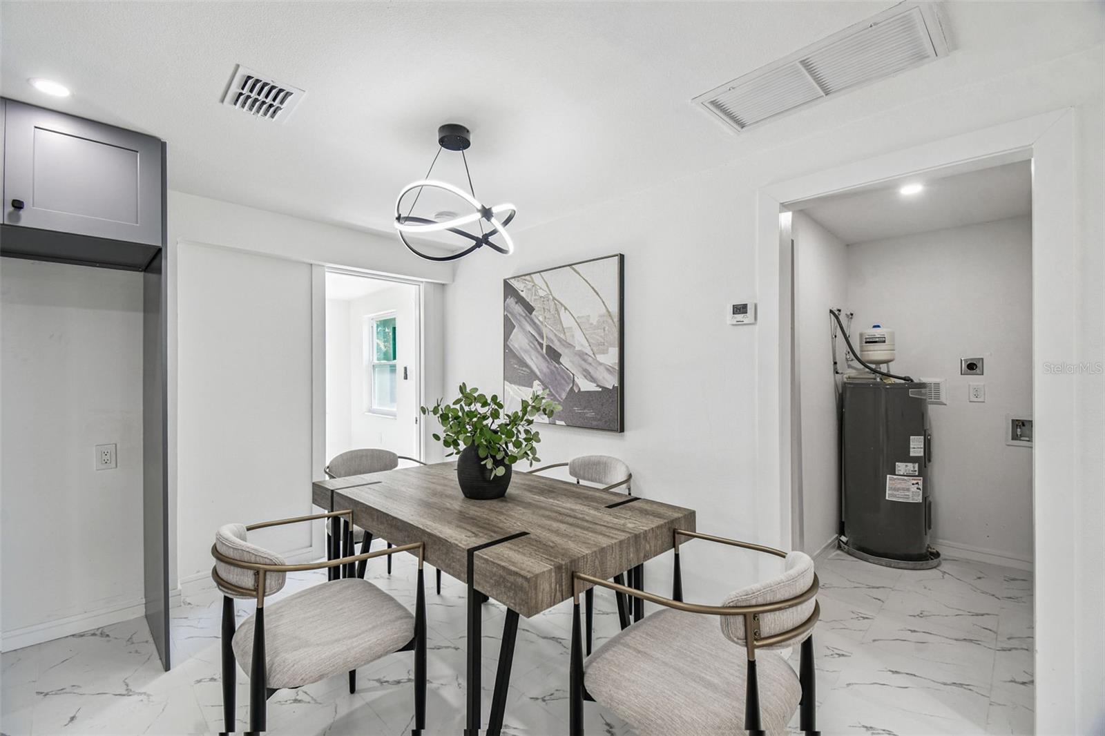 COLONIAL MANOR - Residential