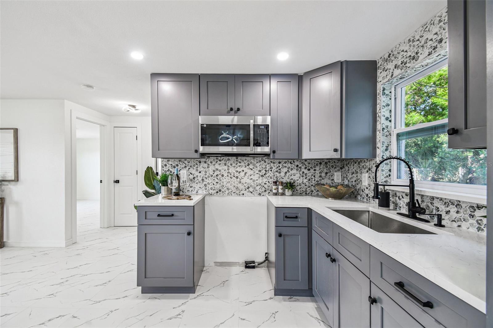 COLONIAL MANOR - Residential