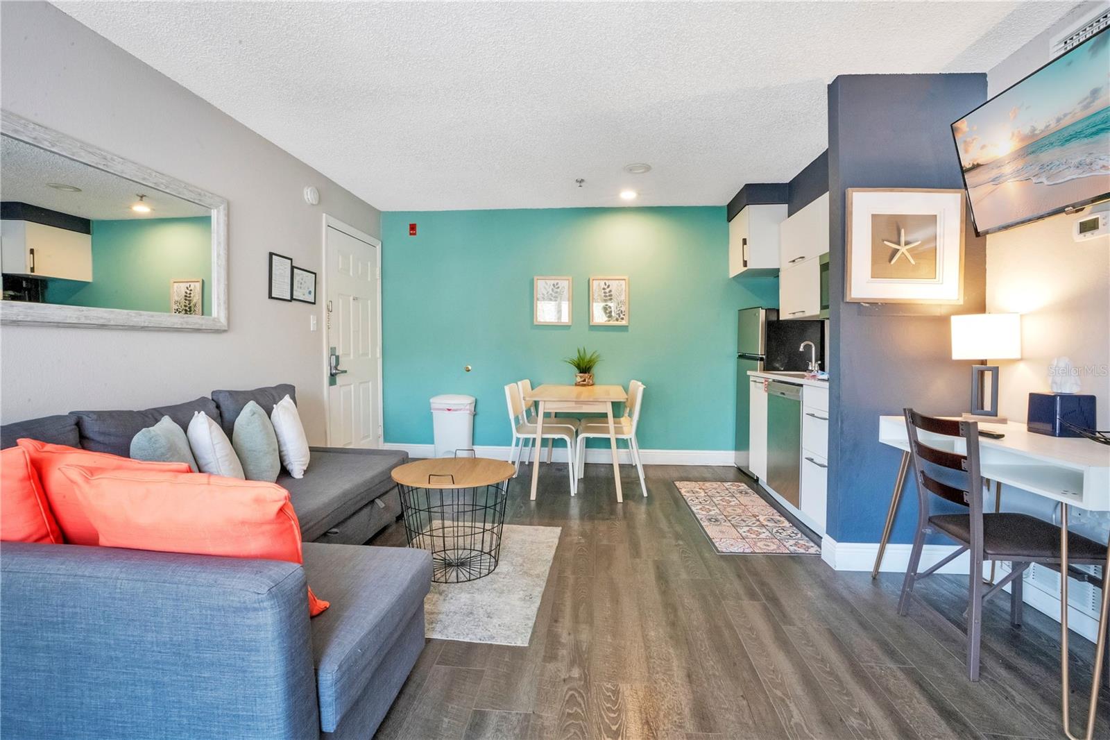PARKWAY PALMS RESORT MAINGATE CONDO - Residential