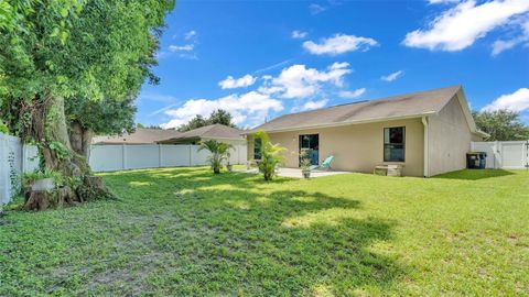 A home in AUBURNDALE