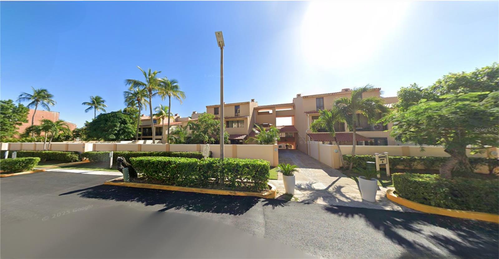 Invest or Live the Palmas del Mar lifestyle! Villa in the exclusive Harbourside Urbanization, within the well-known Palmas del Mar complex in Humacao, Puerto Rico. The Villa is sold “As Is” with its furniture, has 2 bedrooms, master bedroom with private balcony, and 2 full bathrooms. Enjoy the comfort of a new central air conditioning and brand new beds. Also includes parking and 24/7 security for your peace of mind. Located just a few minutes walk to the beach, pool, restaurants, supermarket and bank, you will have everything you need without relying on a car. In addition, this property allows for short term rentals, making it an excellent investment opportunity in one of the most sought after communities in Puerto Rico. Whether to live, vacation or generate income, this is your perfect opportunity! Make Palmas del Mar your new paradise!