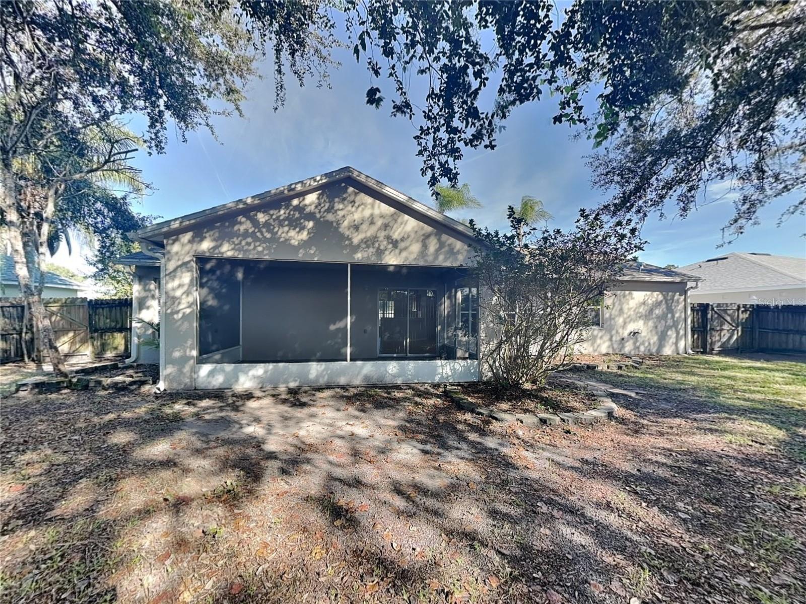 PINE TRACE UNIT 02 - Residential Lease