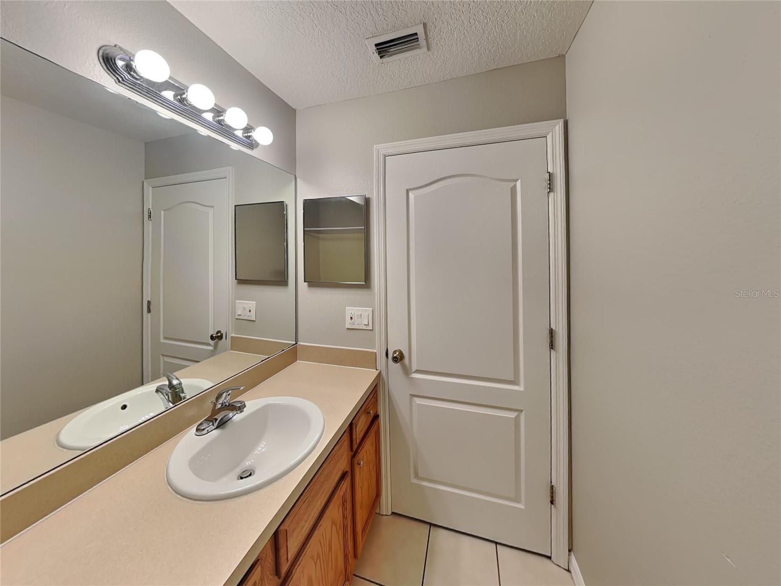 PINE TRACE UNIT 02 - Residential Lease