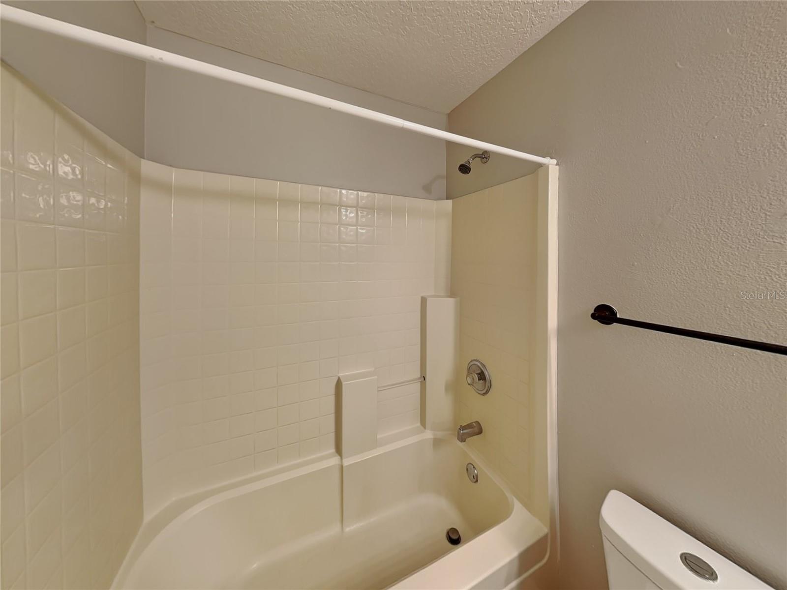 PINE TRACE UNIT 02 - Residential Lease