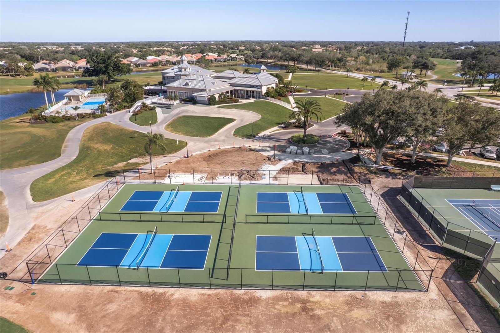 PELICAN POINTE GOLF & COUNTRY CLUB - Residential