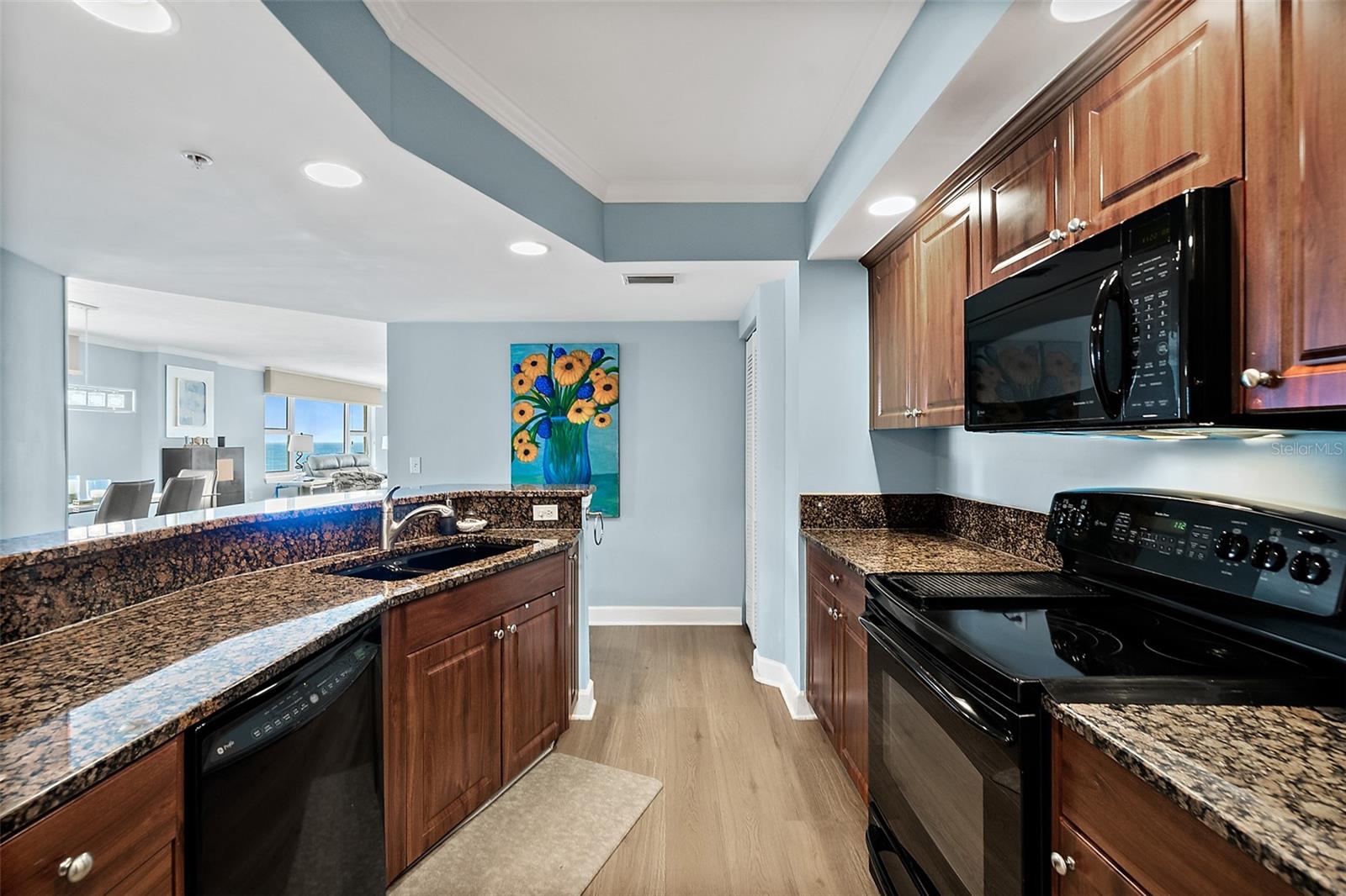 DIMUCCI TWIN TOWERS N & S - Residential