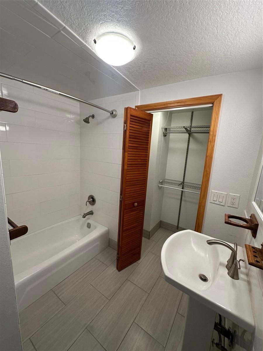 COLIN PARK - Residential Lease