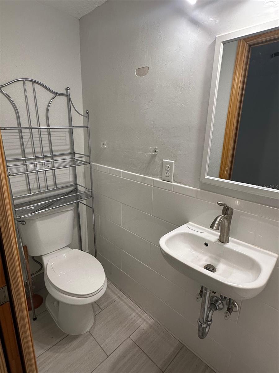 COLIN PARK - Residential Lease