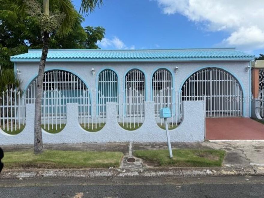 Available now! This ground-floor property offers a comfortable and functional layout, featuring 3 bedrooms, 1 bathroom, a living room, dining area, and a kitchen. The property is pet friendly, making it a great option for those with pets. Ideal for families or individuals looking for a practical and accessible home. Utilities not included (water and electricity are not included in the rent). For more information or to schedule a showing, please contact us.