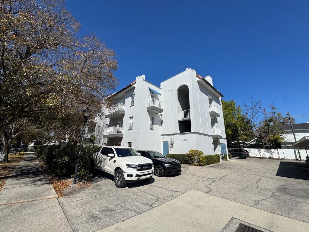 Photo of 2314 S Clewis Court #204, Tampa, FL 33629 (MLS # TB8476042)