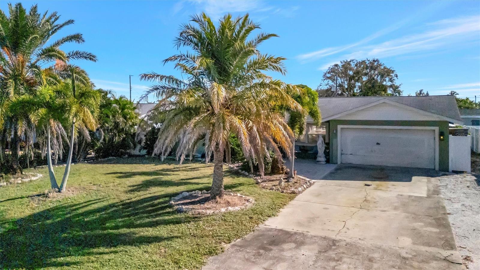 This is a 2-bedroom, 2-bathroom, single-family home at 407 61st St NW, Bradenton, FL 34209, built in 1974 with approximately 1,431 sq. ft. of living space. The home features a 2-car garage, a large 10,018 sq. ft. lot, central air conditioning.
The modest two-bedroom footprint keeps maintenance and utilities manageable.
Large lot size lends flexibility: room for outdoor amenities (pool, patio, landscaping) or future expansion.
Single-level living appeals to a broad audience: retirees, professionals, small families.
Strong upside in the local market, given recent valuation trends.
Located in a known residential area of NW Bradenton with easy access to Gulf Beaches, Anna Maria Island, local amenities, schools and commuting routes.