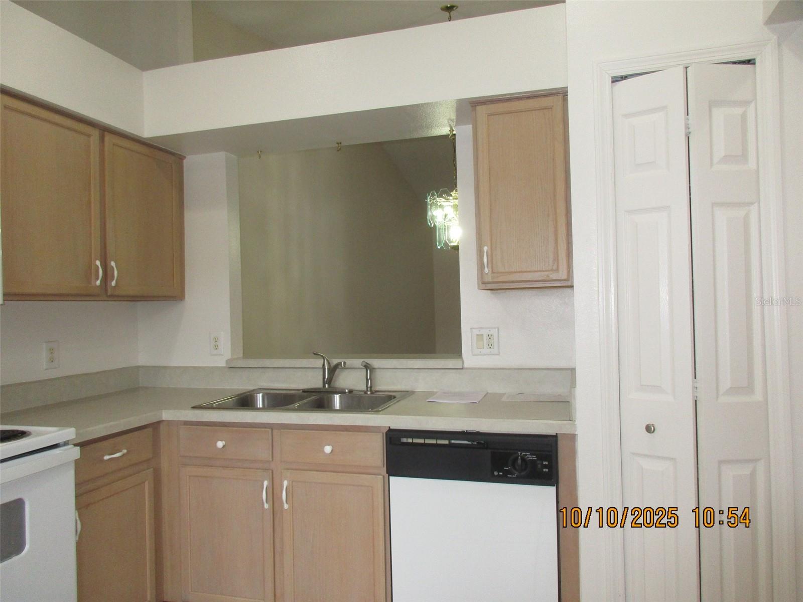 FAIRWAY GLEN AT MEADOW WOODS CONDO - Residential Lease