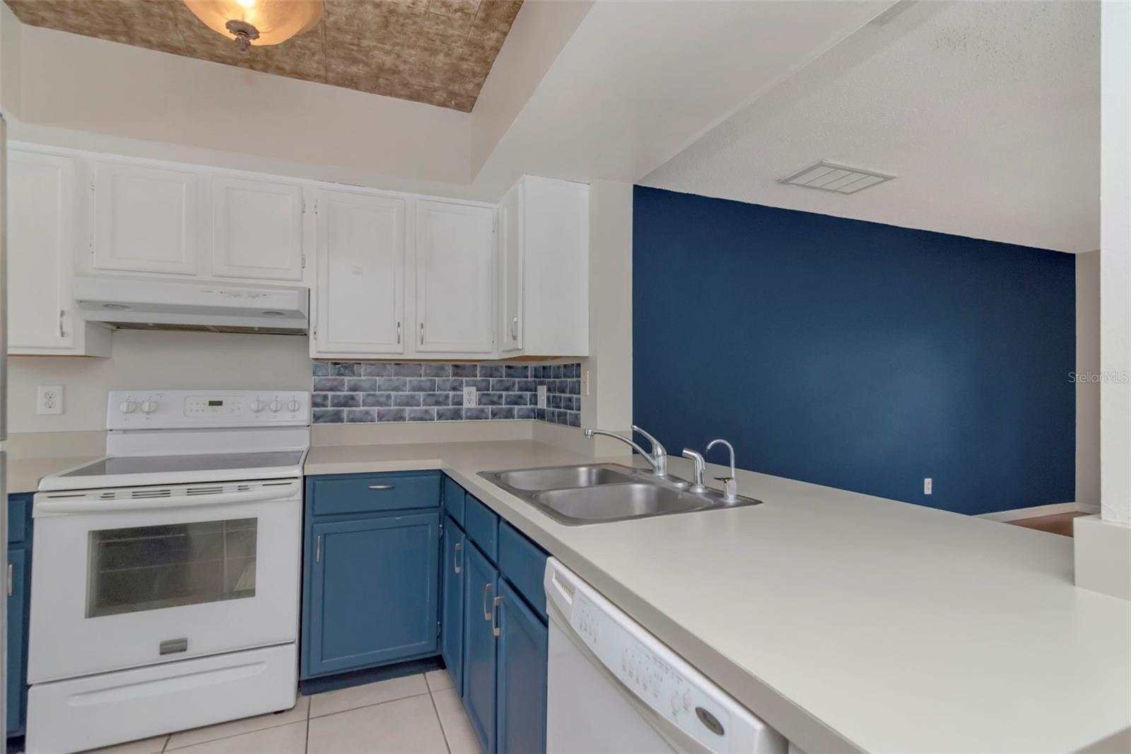 CARROLLWOOD VILLAGE PH III - Residential