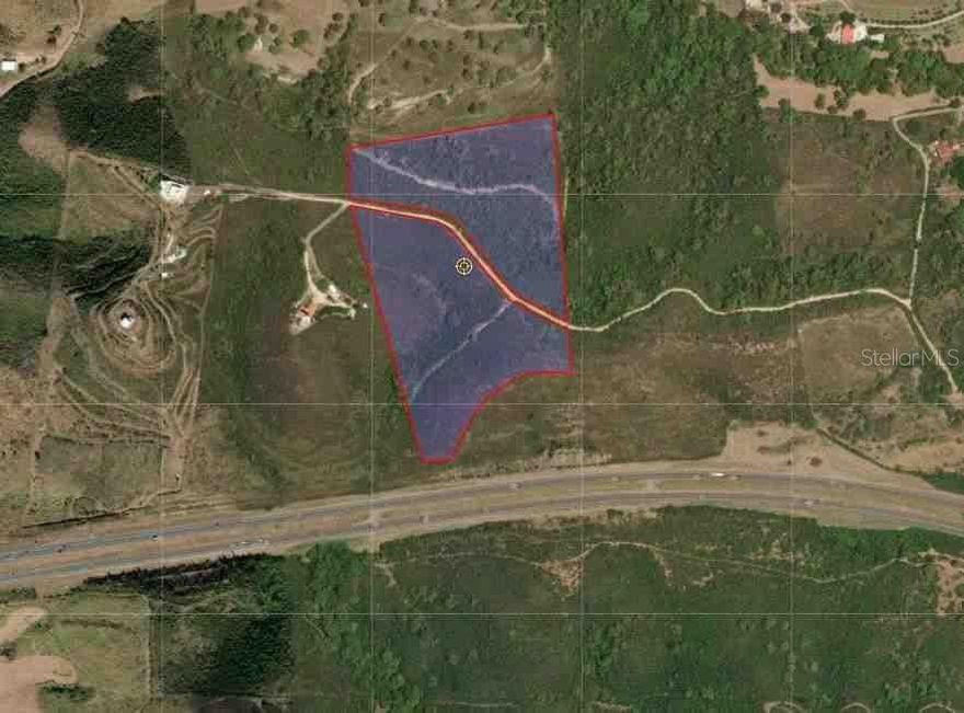 Agricultural land with an excellent location in the Río Cañas Abajo sector of Juana Díaz. This 39-cuerda property (approximately 153,285 square meters) is strategically located with direct access from PR-1 and immediate proximity to highways PR-52 and PR-510. It is zoned CR (Resource Conservation), which allows for agricultural use, single-family or two-family residential development, as well as certain institutional or public uses. The flat topography makes it ideal for farming, private estates, glamping, agricultural projects, or rural residences. Due to its orientation, size, and natural surroundings, it is also highly suitable for solar or wind energy projects. The property enjoys a privileged location near essential services such as water and power utilities, schools, and commercial areas, with quick access to Santa Isabel, Ponce, and neighboring towns. The appraised value is $191,000, equivalent to approximately $4,900/cuerda.