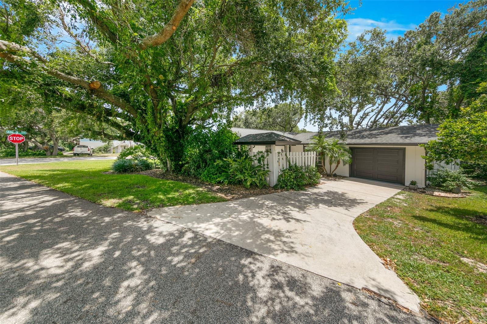 LIGHTHOUSE SHORES - Residential