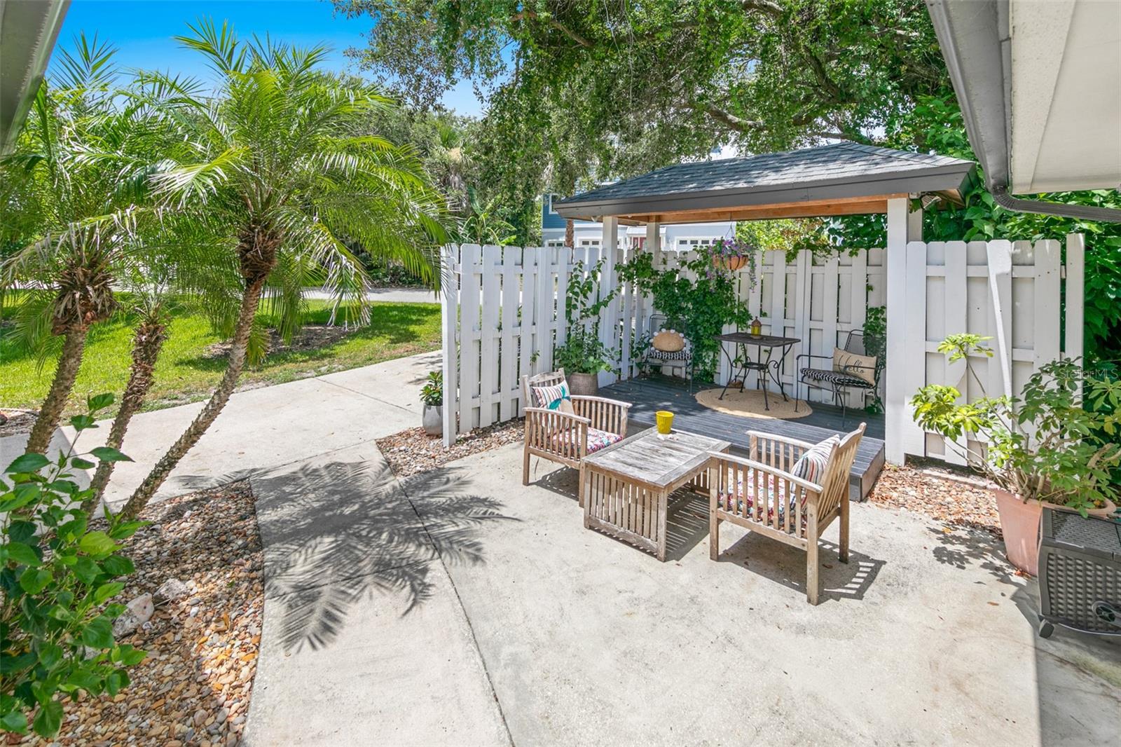 LIGHTHOUSE SHORES - Residential