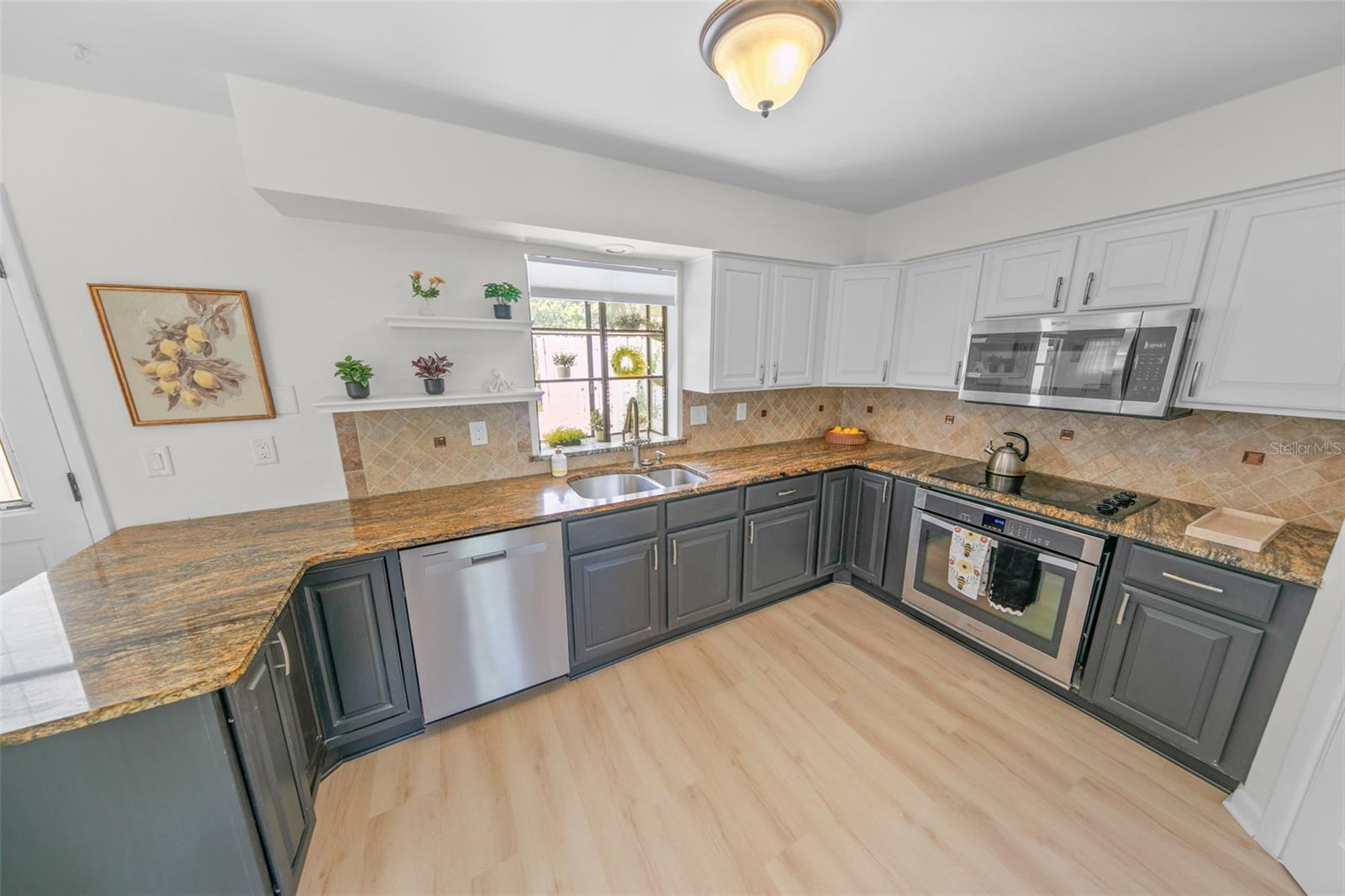 LIGHTHOUSE SHORES - Residential