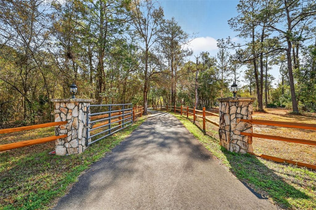 Photo of 40242 Emeralda Island Road, Leesburg, FL 34788 (MLS # G5106419)