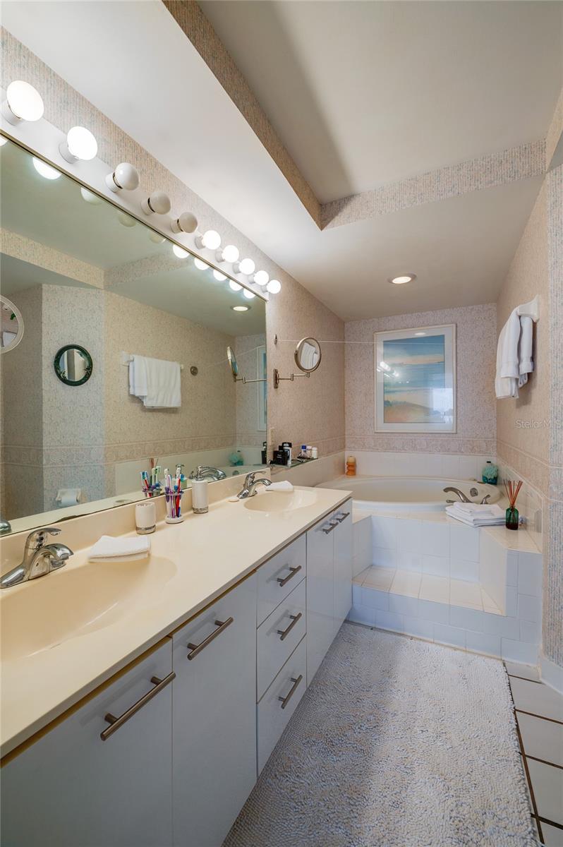 TOWERS AT PONCE INLET TOWER 01 CONDO - Residential