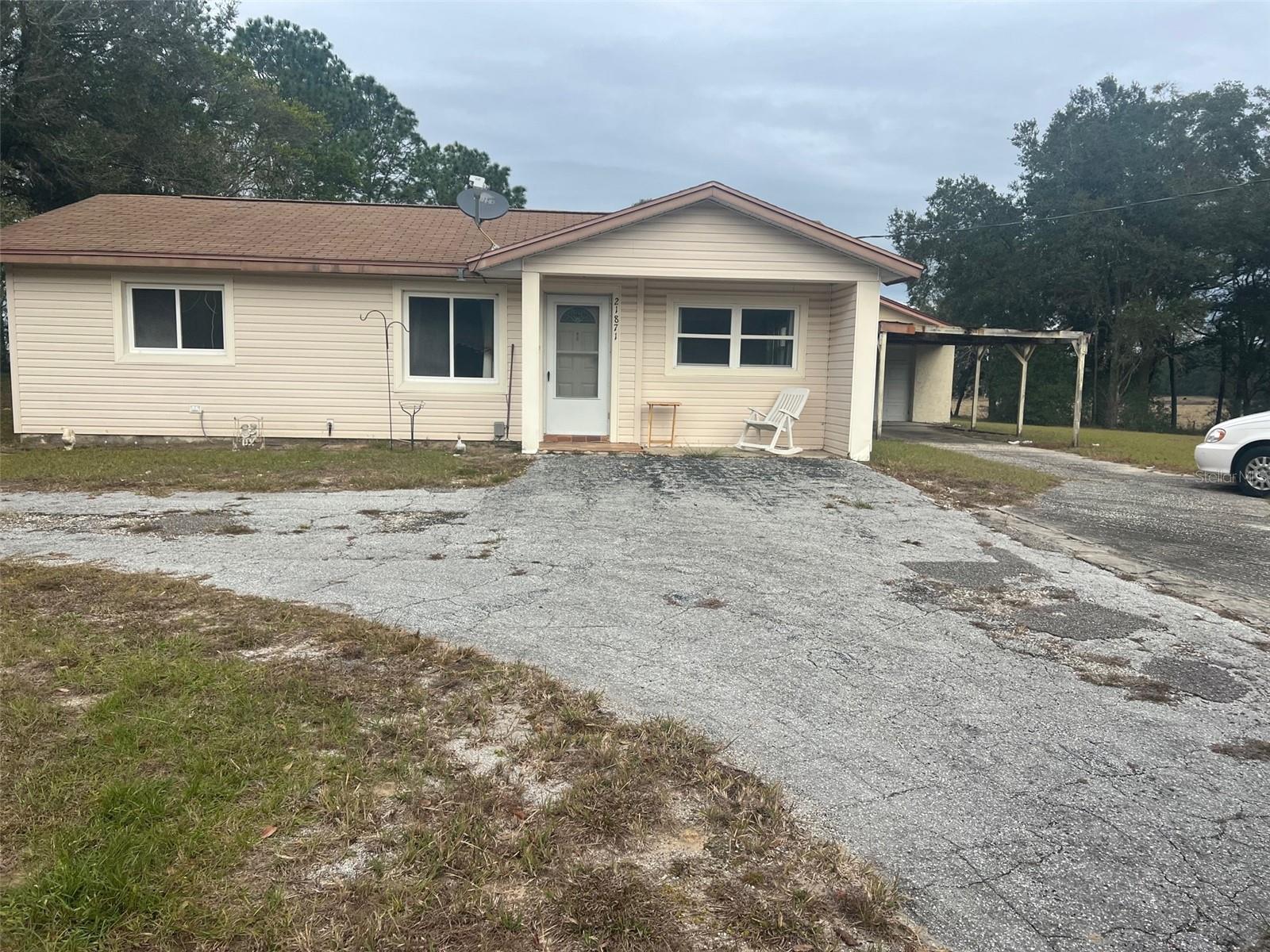 DON'T MISS THE OPPORTUNITY FOR INVESTORS.**BEAUTIFUL 2 BEDROOM 1 BATH HOME ON 1.03 ACRE LOT LOCATED IN GROWING SUB-DIVISION OF RAINBOW LAKES ESTATES NO HOA!! THIS HOME NEEDS SOME TLC STARTER HOME OR GREAT INVESTMENT RENTAL. CONVENIENTLY LOCATED NEAR DUNNELLON, OCALA AND CRYSTAL RIVER. PRIVATE BOAT RAMP AVAILABLE FOR RAINBOW LAKES ESTATES RESIDENTS FOR TIGER LAKE. MINUTES FROM THE CRYSTAL CLEAR RAINBOW RIVER AND STATE PARK OR ENJOY SOME OF THE BEST FISHING IN FLORIDA ON LAKE ROUSSEAU. NOT A WATER PERSON, THERE'S HIKING, BICYCLING AND HORSE BACK RIDING ON THE WITHLACOOCHEE TRAIL OR GOETHE STATE FOREST. DESIRABLE QUIET COUNTRY SETTING CLOSE TO SHOPPING, RESTAURANTS AND ENTERTAINMENT. COME MAKE THIS YOUR DREAM HOME!!!