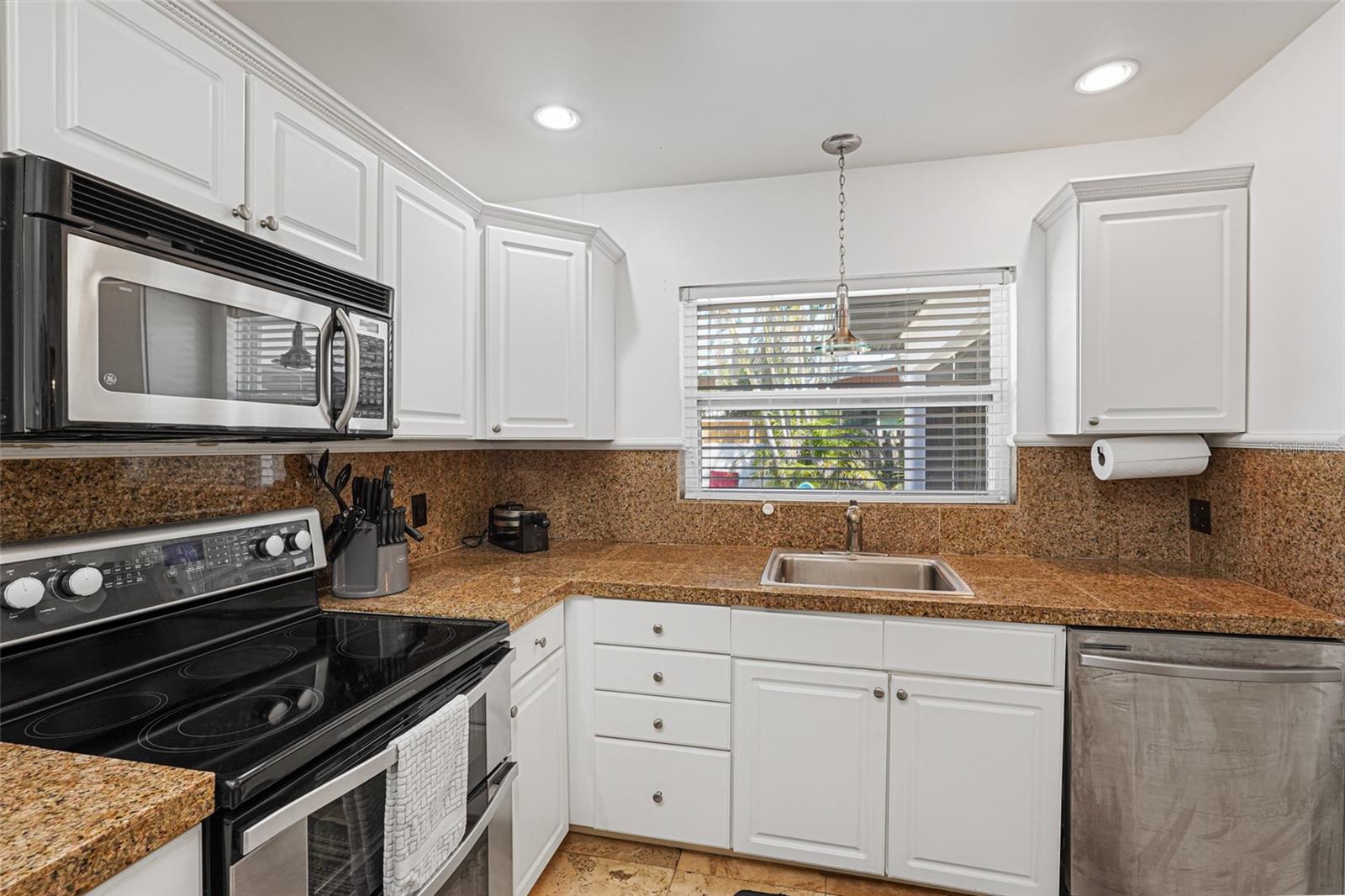 BEACH MANOR - Residential