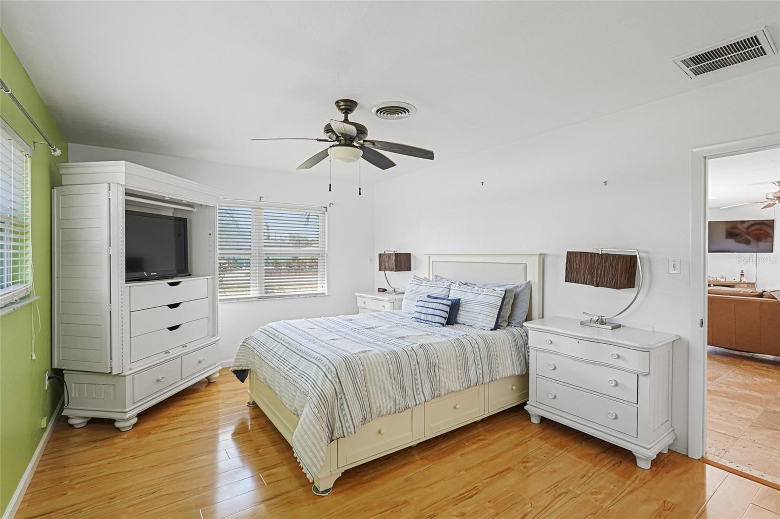 BEACH MANOR - Residential