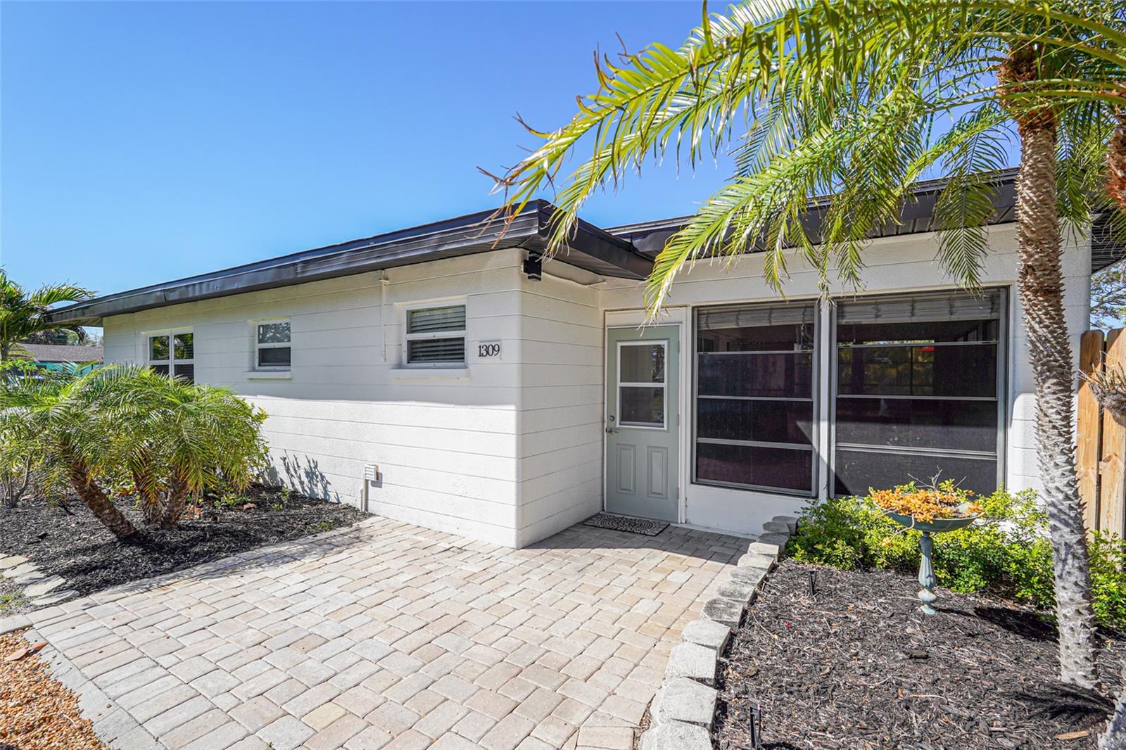 BEACH MANOR - Residential