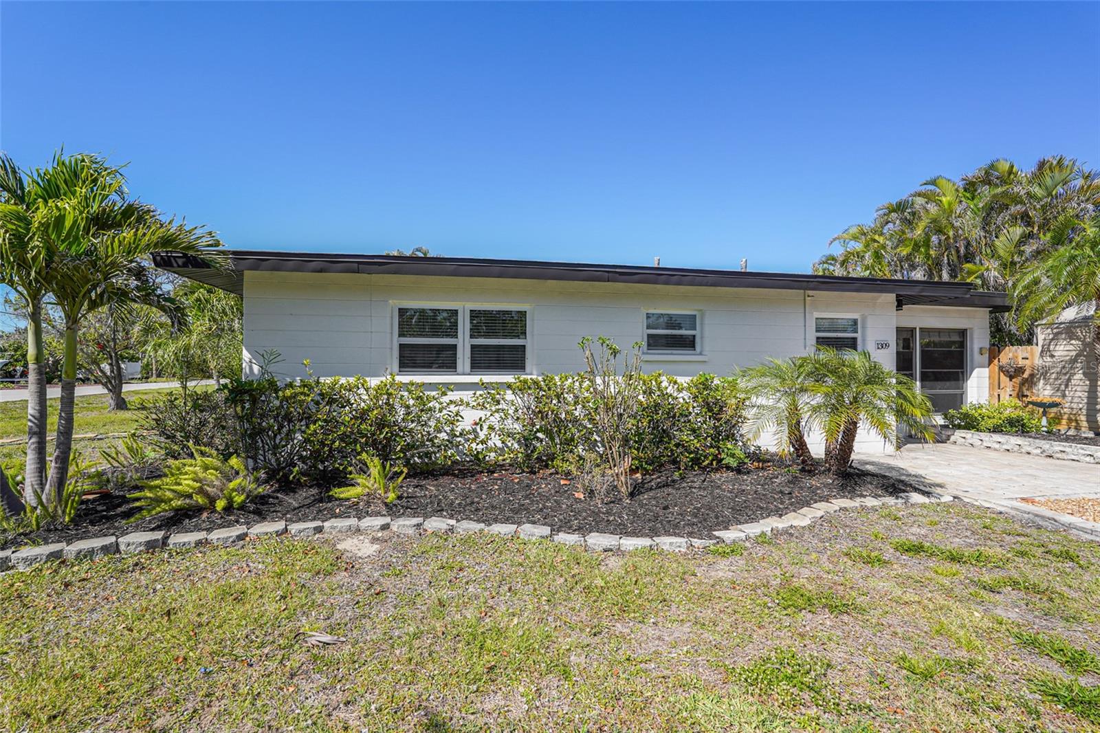 BEACH MANOR - Residential