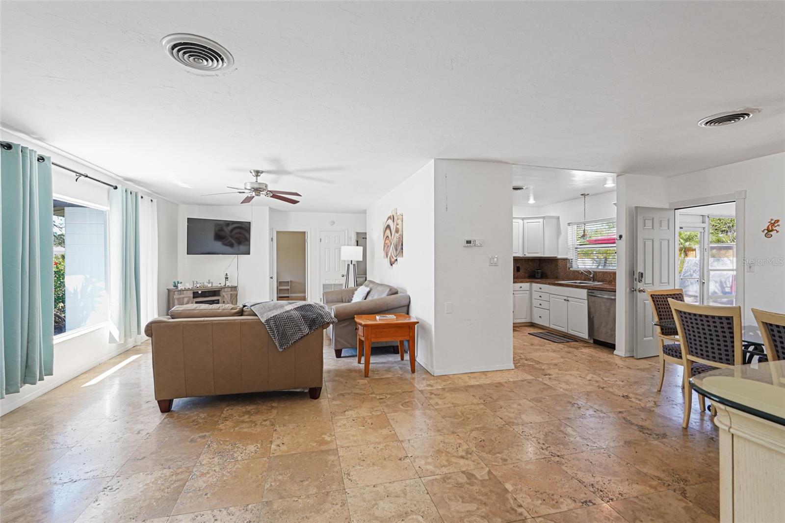 BEACH MANOR - Residential