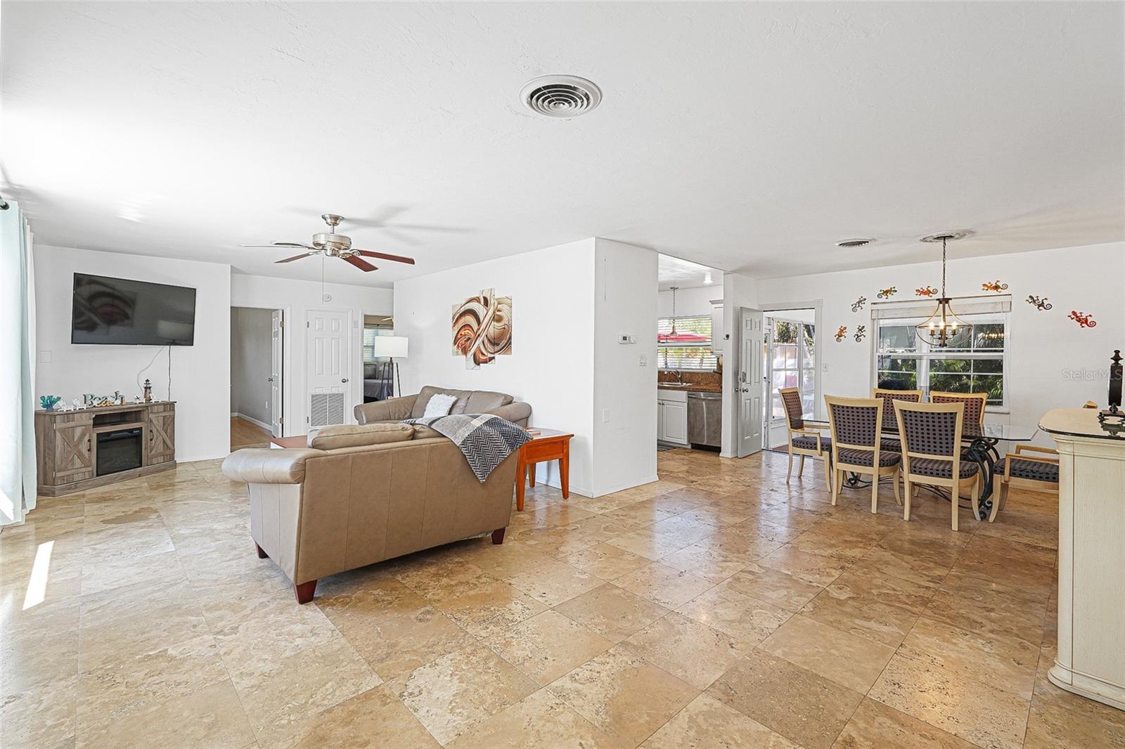 BEACH MANOR - Residential