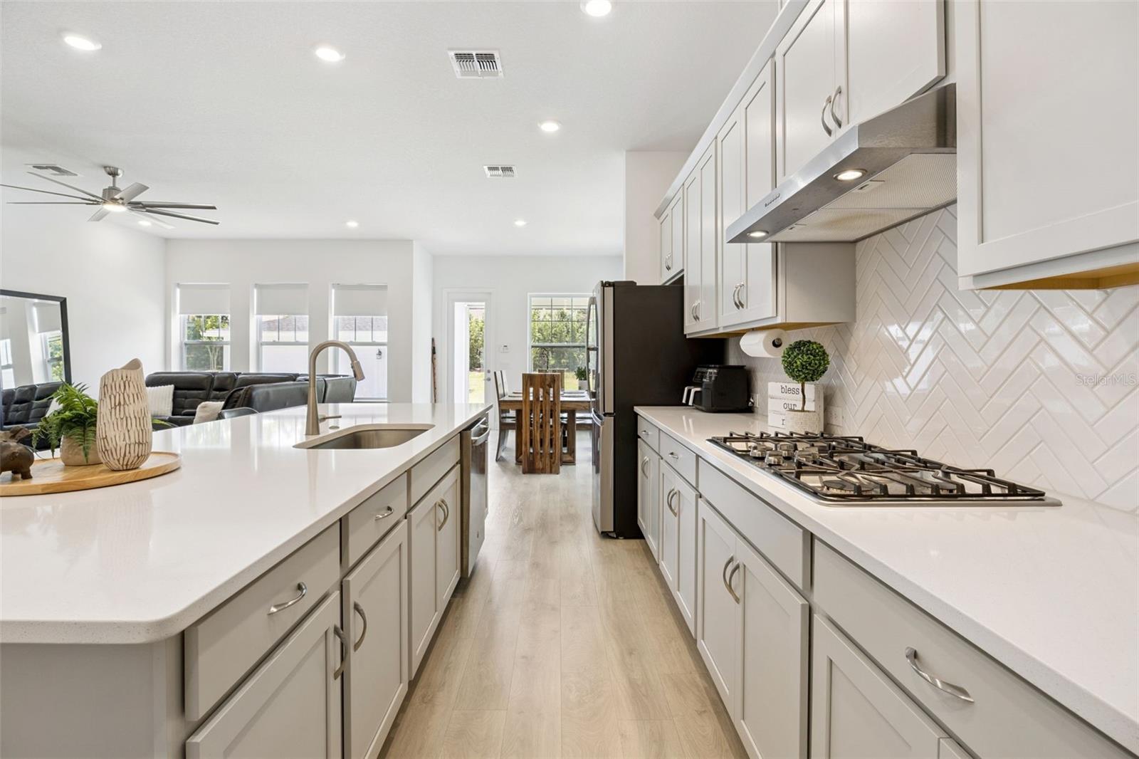 Oakland, Florida, 34787, United States, 5 Bedrooms Bedrooms, ,3 BathroomsBathrooms,Residential,Active,2045739