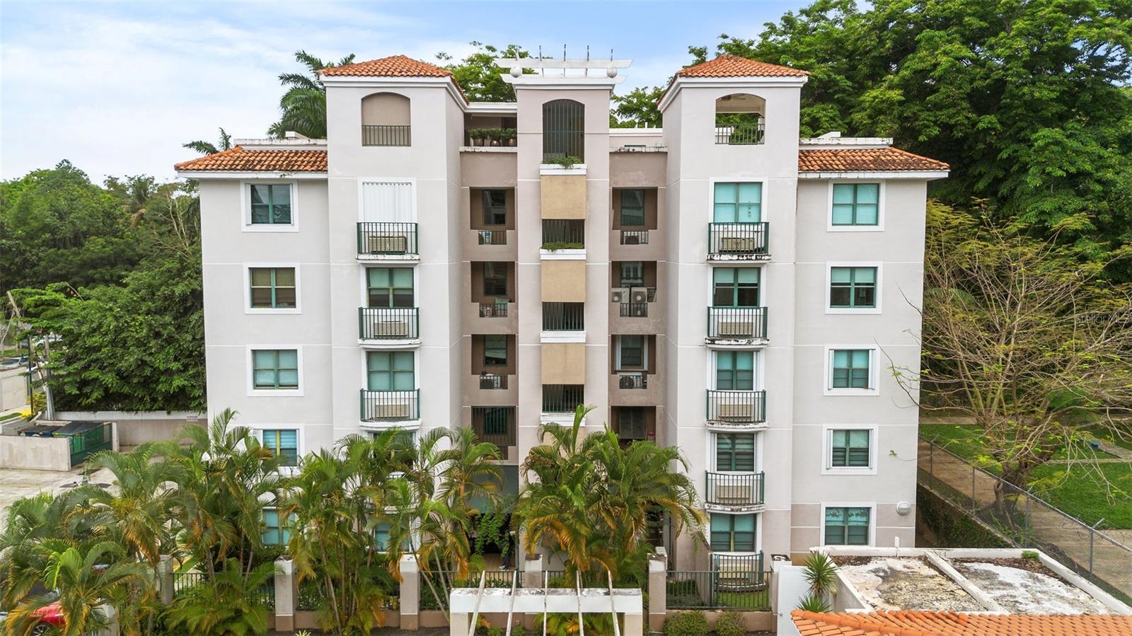 Modern, remodeled, and fully furnished PH in Ill Vellagio, offering a spectacular private terrace with a jacuzzi. Close to 4,500 of construction and approximately 3,560 sqft of interior space. This exclusive penthouse apartment has been thoughtfully remodeled in a contemporary style, blending design and functionality for maximum comfort. Featuring 3 bedrooms, 2 full bathrooms, and 2 half bathrooms, this spacious home also includes 3 parking spaces. Inside, the apartment is fully furnished with designer pieces and features a modern kitchen equipped with high-end appliances and elegant finishes. The spacious living-dining area is filled with natural light, while the comfortable bedrooms include built-in closets from California Closets, air conditioning, and beautifully remodeled bathrooms with luxury fixtures, modern sinks, and exquisite details. Outside, a private terrace offers a social area, outdoor dining space, and a jacuzzi – perfect for relaxation or entertaining guests. The Ill Vellagio building offers a swimming pool with a lounge area, modern elevators, and impeccable maintenance, as well as a full power generator and water cistern. Located in a prime area on Ave. San Patricio, this property benefits from no traffic and is conveniently close to highways, ensuring easy access to all parts of the city. A Boutique Condo with only 20 units; 2 apartments per floor. Full backup generator and water cistern.