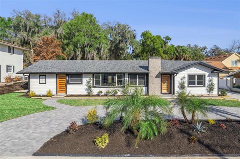 Photo of 118 N Grandview Street, Mount Dora, FL 32757 (MLS # G5108730)