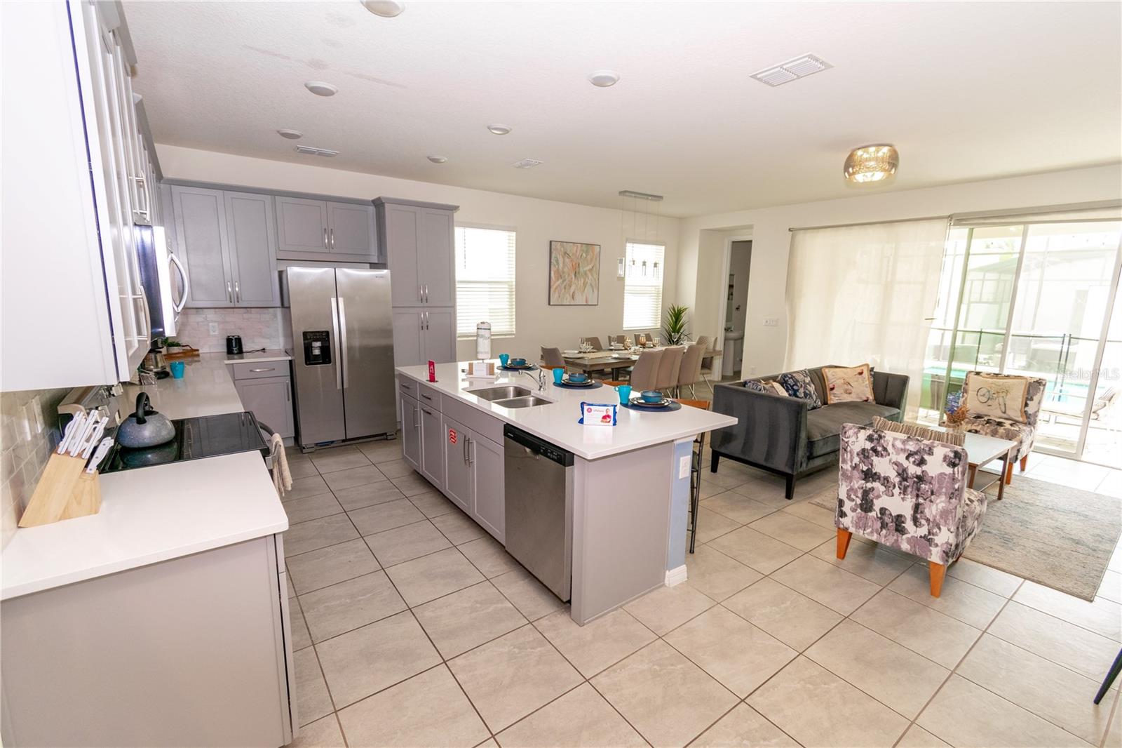 1640 TROPICAL PALMS CIRCLE