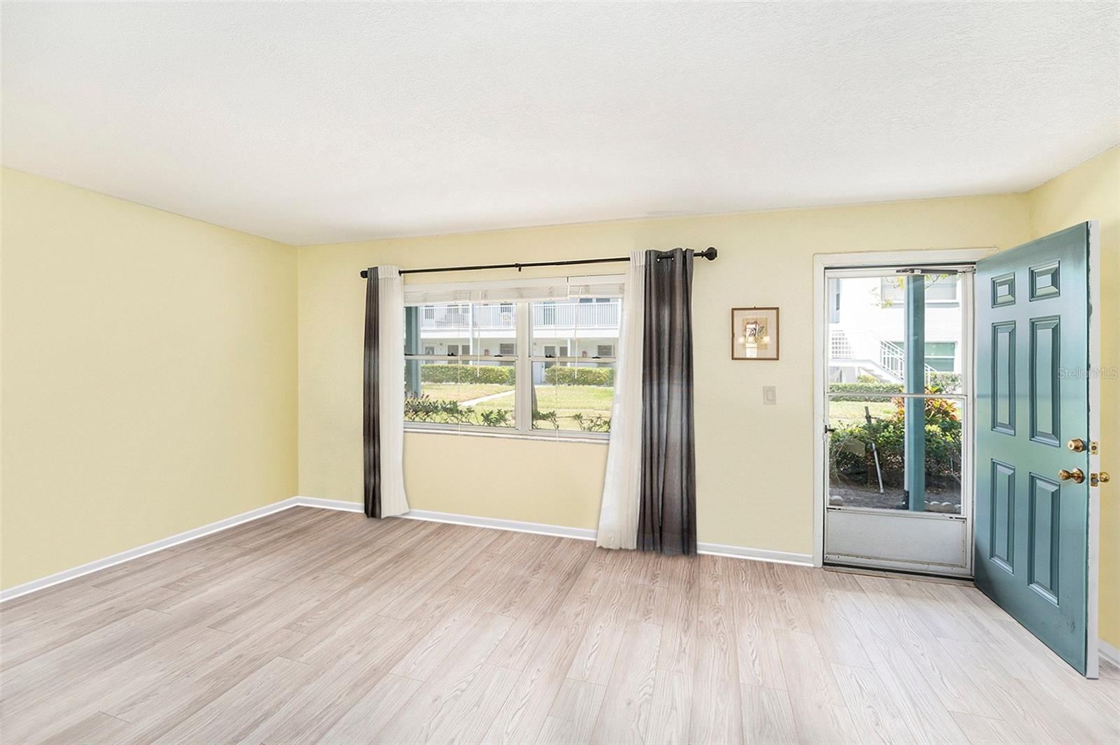 PARADISE SHORES - Residential