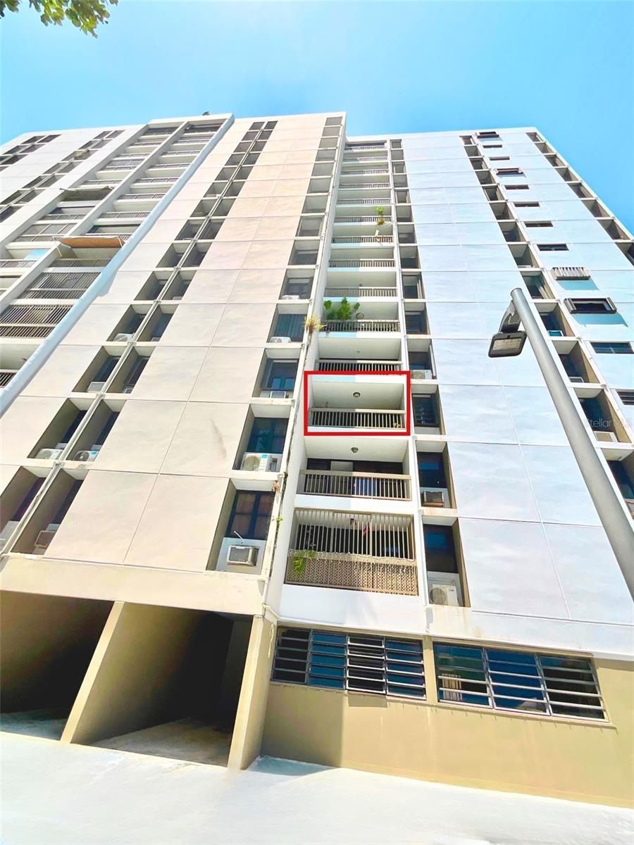 Apartment for Rent, ¡Prime Location in San Juan!
Cond. Parque Central, Calle del Parque, San Juan, PR, Next to Avenida Ponce de León, $3,000 monthly, Utilities not included (water and electricity). Live in the heart of San Juan with this spacious apartment located on the third floor of a well-positioned building, ideal for those seeking comfort, space, and accessibility in one of the most desirable areas of the metro.
Apartment Features, Welcoming lobby area, Cross ventilation for natural airflow, Comfortable and well-ventilated bedrooms, Two full bathrooms, Kitchen with excellent potential for customization, Cozy living room with abundant natural light, Private balcony perfect for enjoying the outdoors, Indoor laundry area, Two tandem covered parking spaces with additional storage space.
Included Appliances, Refrigerator, Stove, Brand-new washer, Brand-new dryer, Ceiling fans.
Condominium Amenities, Event room available for gatherings and meetings, Quiet and secure environment, Controlled access and security system, Located near the beach.
Backup Systems, Full-building power generator, Water cistern for emergencies, Peace of mind during service interruptions.
Prime Location, Just steps from Avenida Ponce de León, with immediate access to: Local restaurants and cafés, Hospitals and medical clinics, Ciudadela supermarket, Major roads and public transportation.
Pet Friendly, Perfect for pet lovers, A new nearby park is ideal for daily walks with your furry friend.
Available Now, Schedule Your Visit Today.
This is your opportunity to rent in a vibrant, central, and lively area of San Juan.