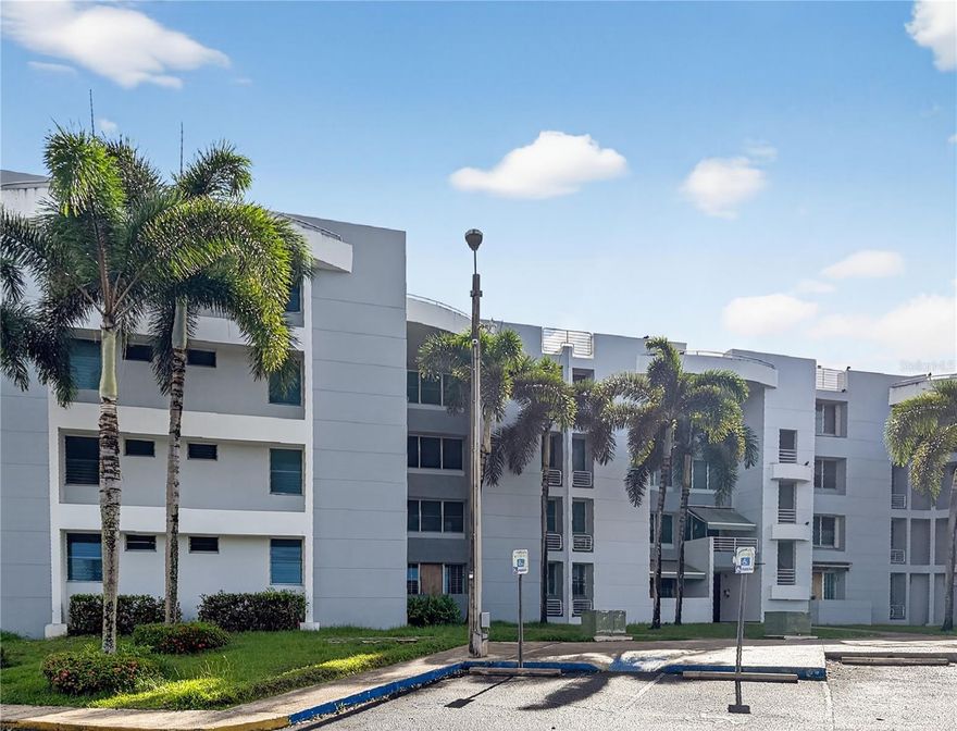 SEMI-FURNISHED WALK-UP APARTMENT IN CAROLINA, PR
Excellent fourth-floor apartment located in a gated community with great amenities.
Features:
• 3 bedrooms
• 2 bathrooms
• Living / Dining / Kitchen area
• Semi-furnished
• 3 Inverter A/C units
• Washer and dryer
• Refrigerator, stove & microwave
• Furniture
• TV
• 2 Queen beds
• Sofa
• Dining set
• 2 parking spaces
• Master bedroom with balcony and view
• Swimming pool
• Basketball court
• Access-controlled community
Only 5 minutes from PR-66 Highway
No pets allowed
Water and electricity NOT included
Credit and income verification required.
