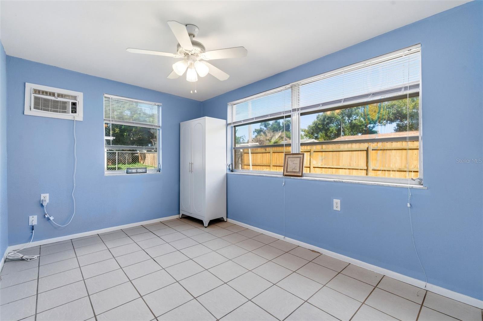 COLONIAL HILLS - Residential