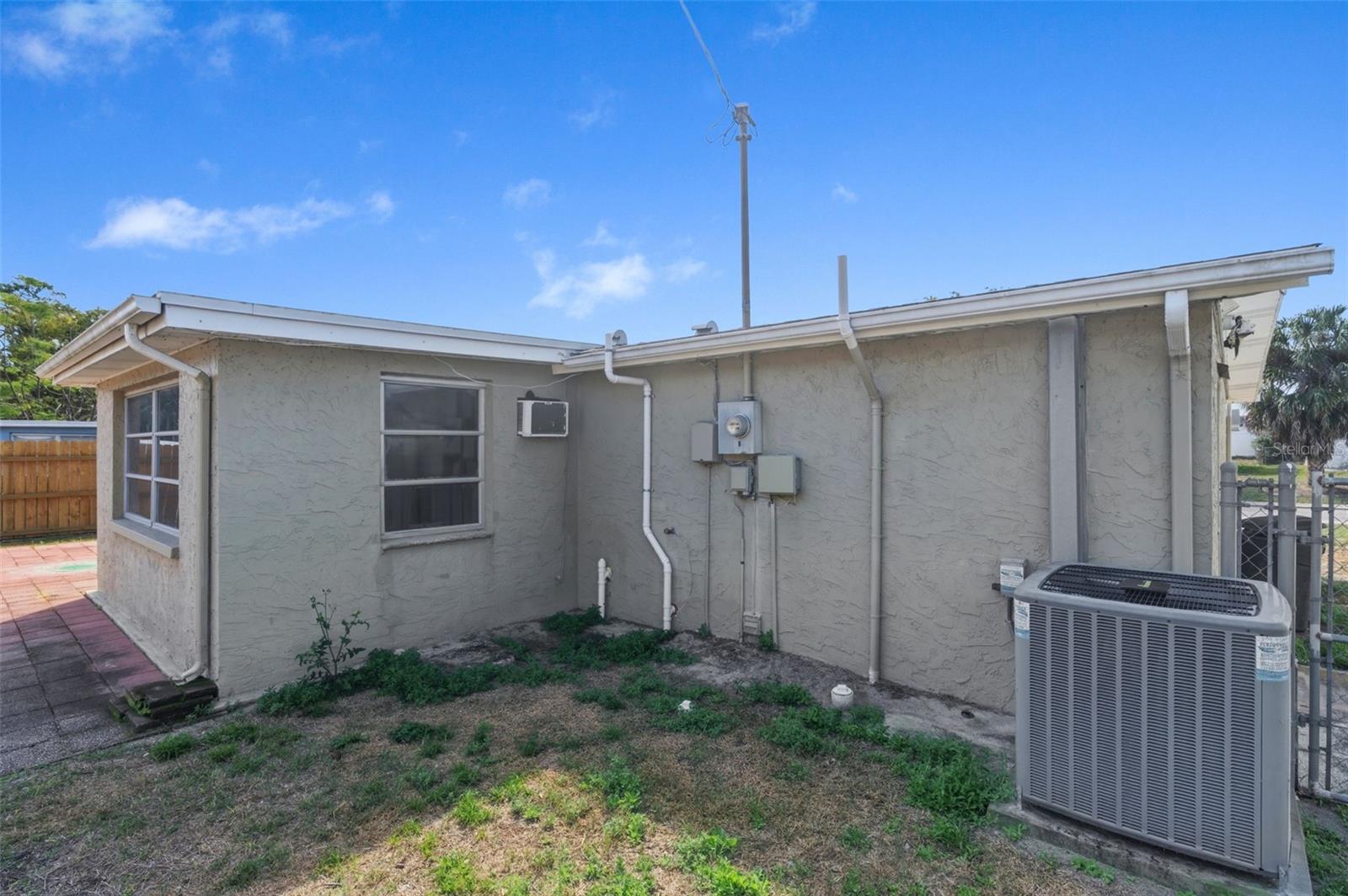 COLONIAL HILLS - Residential