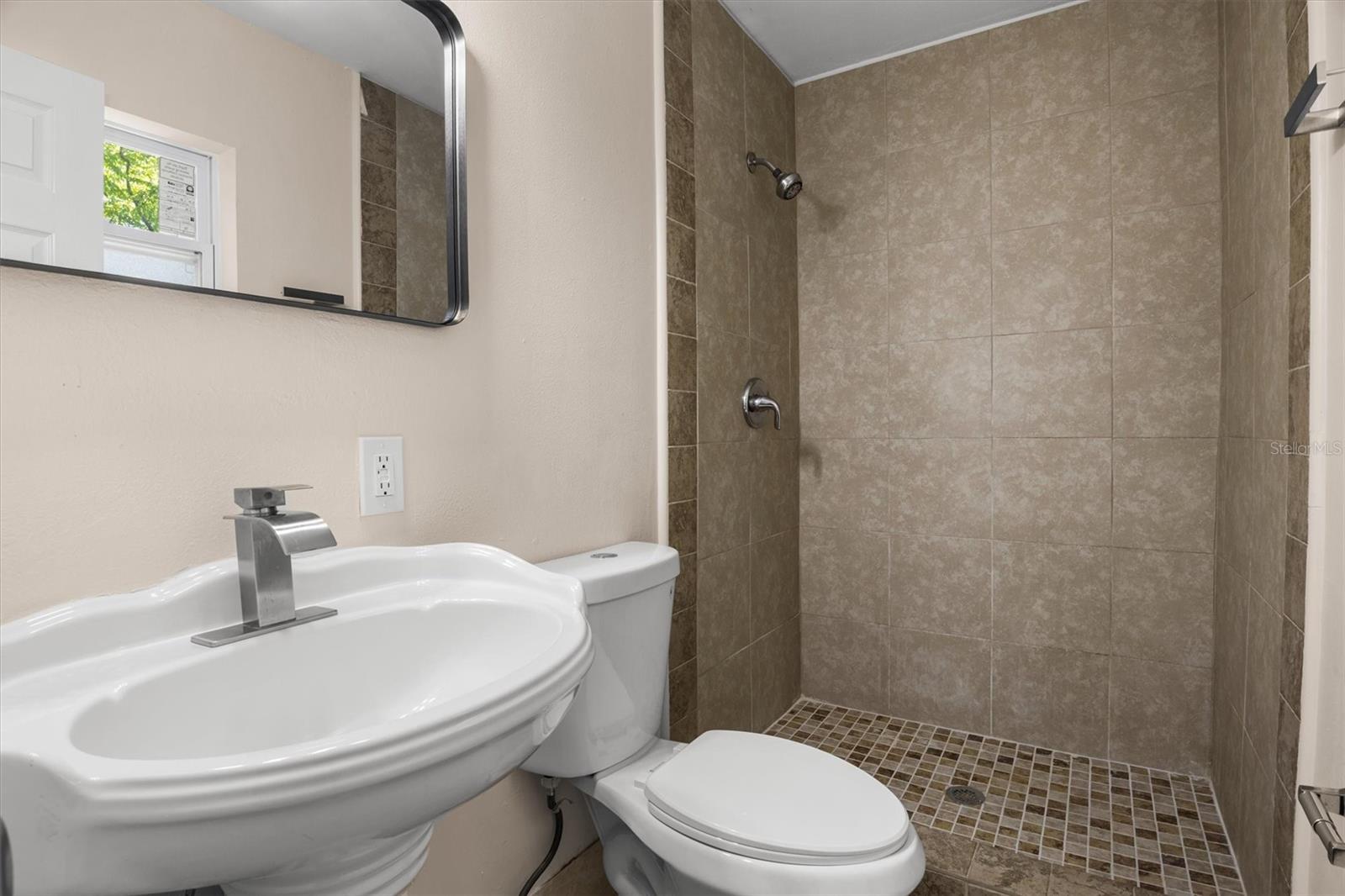 REPLAT OF CHECKS SUB - Residential