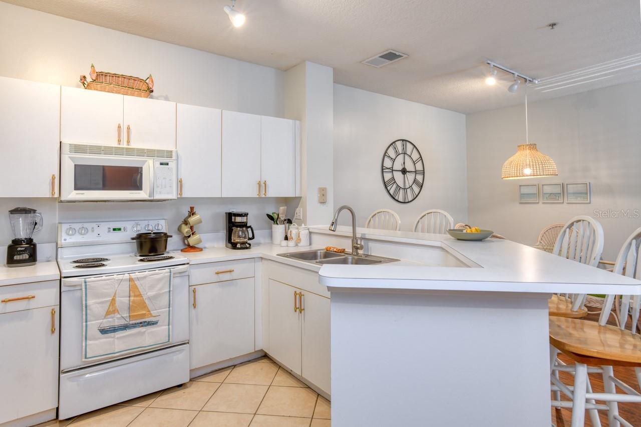 605 FAIRWAY DRIVE 203